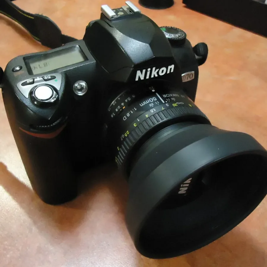 Máy ảnh Nikon đặt trên bàn gỗ