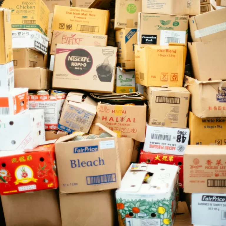 Các thùng carton xếp chồng, bối cảnh quản lý hàng hóa