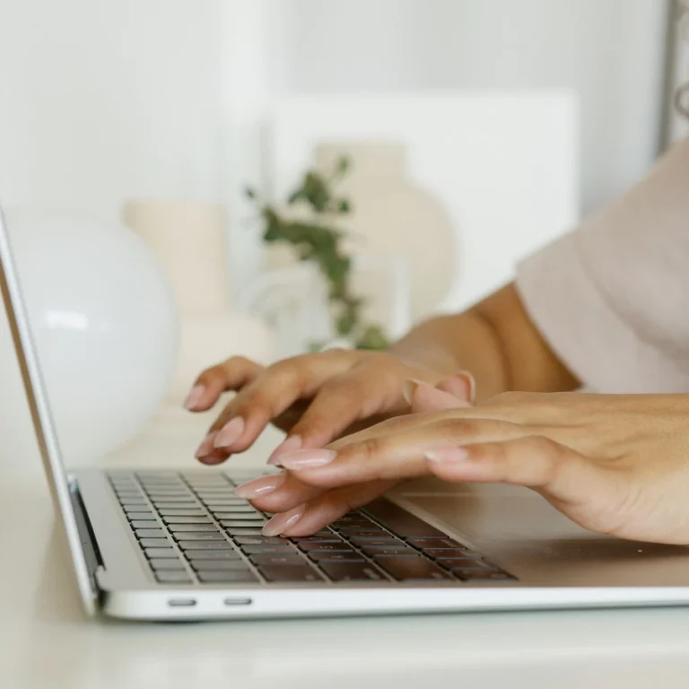 Đôi tay thao tác trên bàn phím laptop, không hiển thị nội dung thư hoặc dữ liệu liên hệ