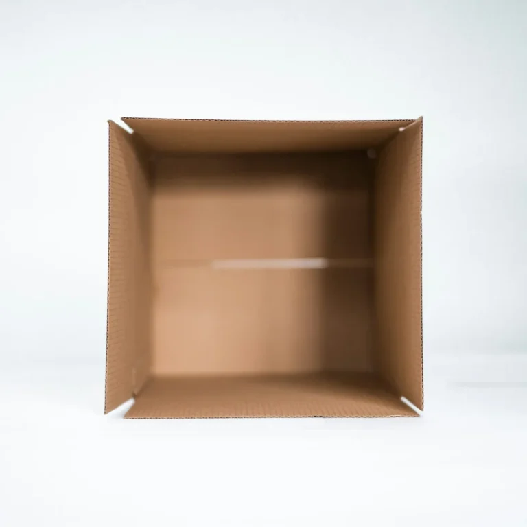 Thùng carton trắng mở, minh họa việc kiểm tra hàng nhận lại