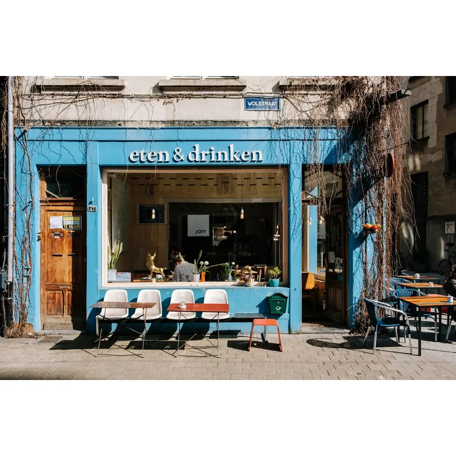 Mặt tiền quán cà phê tại Antwerp với biển tên và lối vào nhìn từ đường