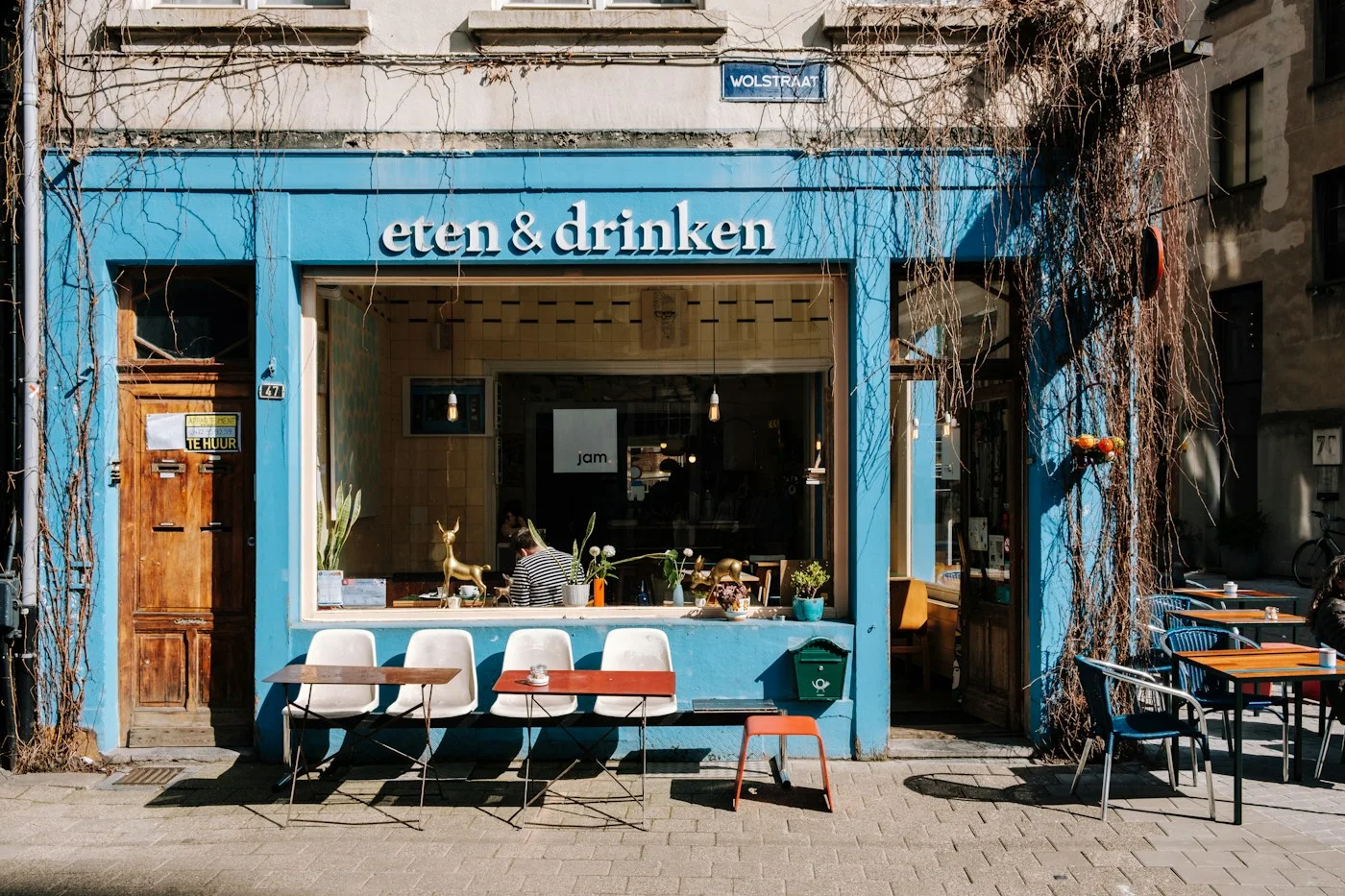 Mặt tiền quán cà phê tại Antwerp với biển tên và lối vào nhìn từ đường