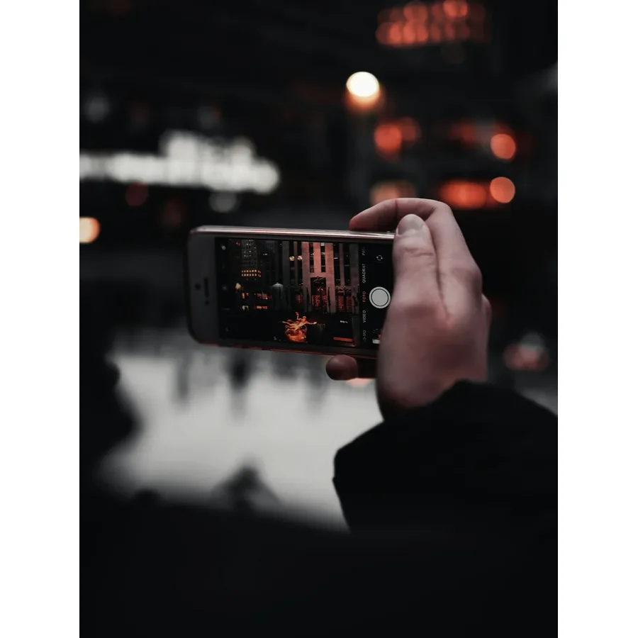 Một người dùng camera điện thoại để ghi lại khung cảnh ngoài phố