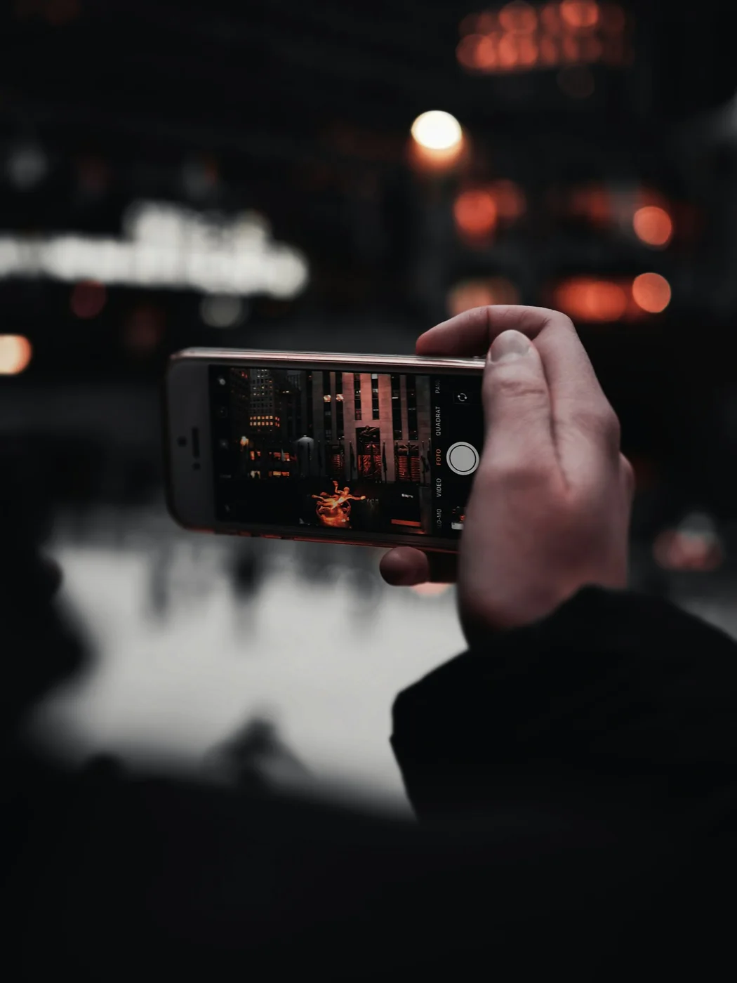Một người dùng camera điện thoại để ghi lại khung cảnh ngoài phố